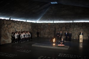 epa03635672 US President Barack Obama lays a wreath at the Hall of Remembrance during his visit to the Yad Vashem Holocaust Memorial museum commemorating the six million Jews killed by the Nazis during World War II, on March 22, 2013 in Jerusalem, Israel. EPA/Uriel Sinai